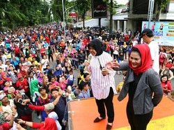 Risma Ajak Puti Sapa Warga Surabaya dan Ziarah Mbah Bungkul