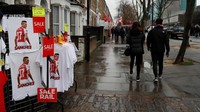 Salah satu pemandangan dari penjaja pernak-pernik pertandingan di dekat Stadion Emirates menjelang laga Arsenal vs Crystal Palace. Perhatikan coretan harga spesial, di kertas warna kuning, untuk kaus-kaus ini. (Foto: Paul Childs/Action Images via Reuters)