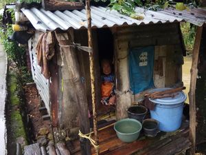 Kisah Nenek Saorah yang Tinggal Sendiri di Gubuk Lusuh