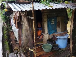 Kisah Nenek Saorah yang Tinggal Sendiri di Gubuk Lusuh