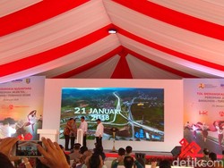 Resmikan Tol Bakauheni, Jokowi: Seharusnya Hari Minggu Istirahat