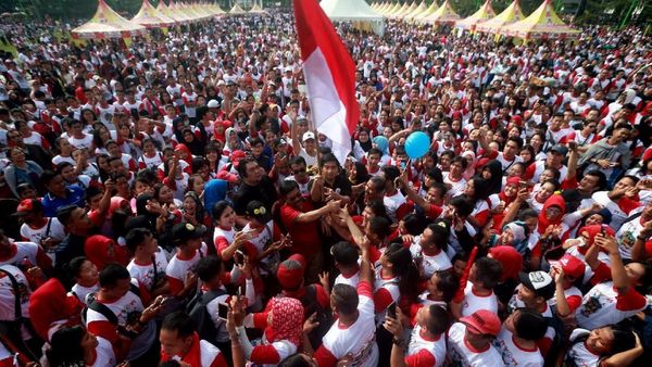 Ribuan Orang Ikut Kirab Kebangsaan Rajut Indonesia