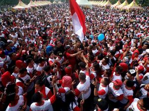 Ribuan Orang Ikut Kirab Kebangsaan Rajut Indonesia