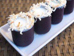 Uniknya Minum Susu dari Gelas Cookies yang Terbuat dari Ubi Ungu