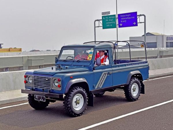 Ragam Gaya Jokowi Resmikan Tol, Naik Bus Persib Hingga Truk