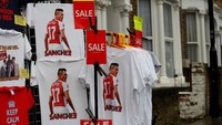 Ada deretan kaus bernuansa Sanchez di Arsenal, secara khusus yang lawas-lawas ketika ia masih pakai nomor 17, yang dijajakan. (Foto: Paul Childs/Action Images via Reuters)
