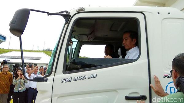 Nih Gaya Jokowi Naik Truk Jajal Tol Bakauheni