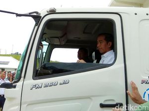 Nih Gaya Jokowi Naik Truk Jajal Tol Bakauheni