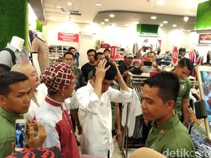 Tak Mau Dihadiahi, Jokowi Lebih Pilih Beli Peci dari Pedagang ini