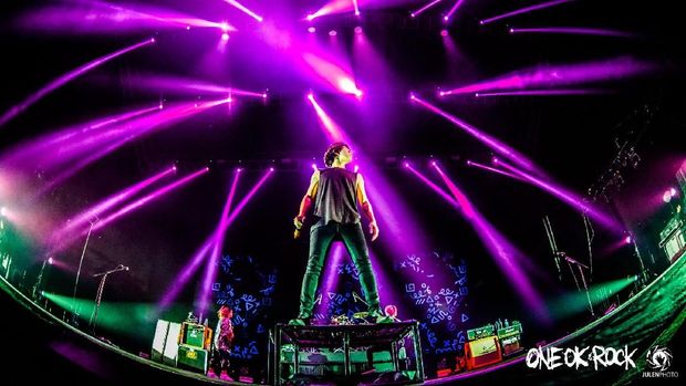Taka tampil energik di konser keempat ONE OK ROCK di Singapura. (Dok. Julen Photo)