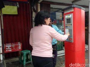 Foto: Warga Kembali Bayar Parkir Lewat Mesin di Jl Sabang