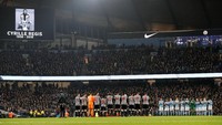 City menjamu Newcastle di Etihad Stadium, Minggu (21/1/2018) dinihari WIB. Sebelum laga dimulai, ada upacara penghormatan untuk mantan pemain West Bromwich Albion, Coventry City, dan timnas Inggris, Cyrille Regis. Regis dianggap sebagai sosok penting yang mengubah pandangan terhadap pemain kulit hitam di sepakbola Inggris. (Foto: Darren Staples/Reuters)