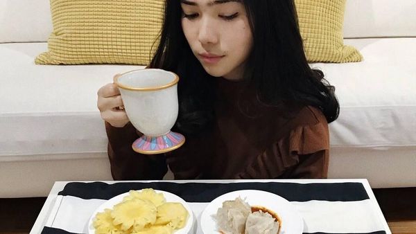 Mengintip 10 Pose Penyanyi Cantik Isyana Sarasvati dengan Makanan Enak