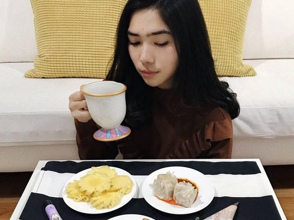 Mengintip 10 Pose Penyanyi Cantik Isyana Sarasvati dengan Makanan Enak