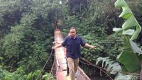 Foto: Ekspresi Anies saat Susuri Jembatan Ngeri di Jagakarsa