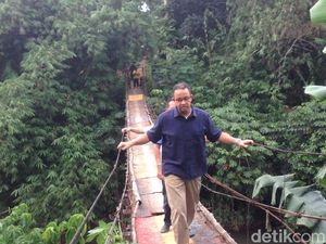 Foto: Ekspresi Anies saat Susuri Jembatan Ngeri di Jagakarsa