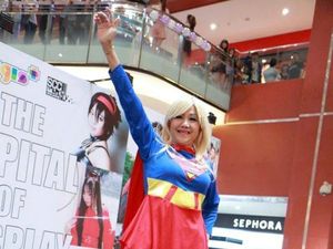 Suka Berpakaian Unik dan Menirukan Tokoh Kartun, Wanita 70 Tahun Ini Viral