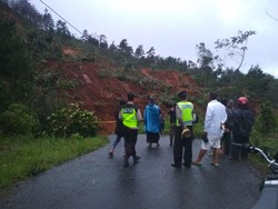 Longsor Timbun Jalur Utama Sepanjang 200 Meter di Trenggalek