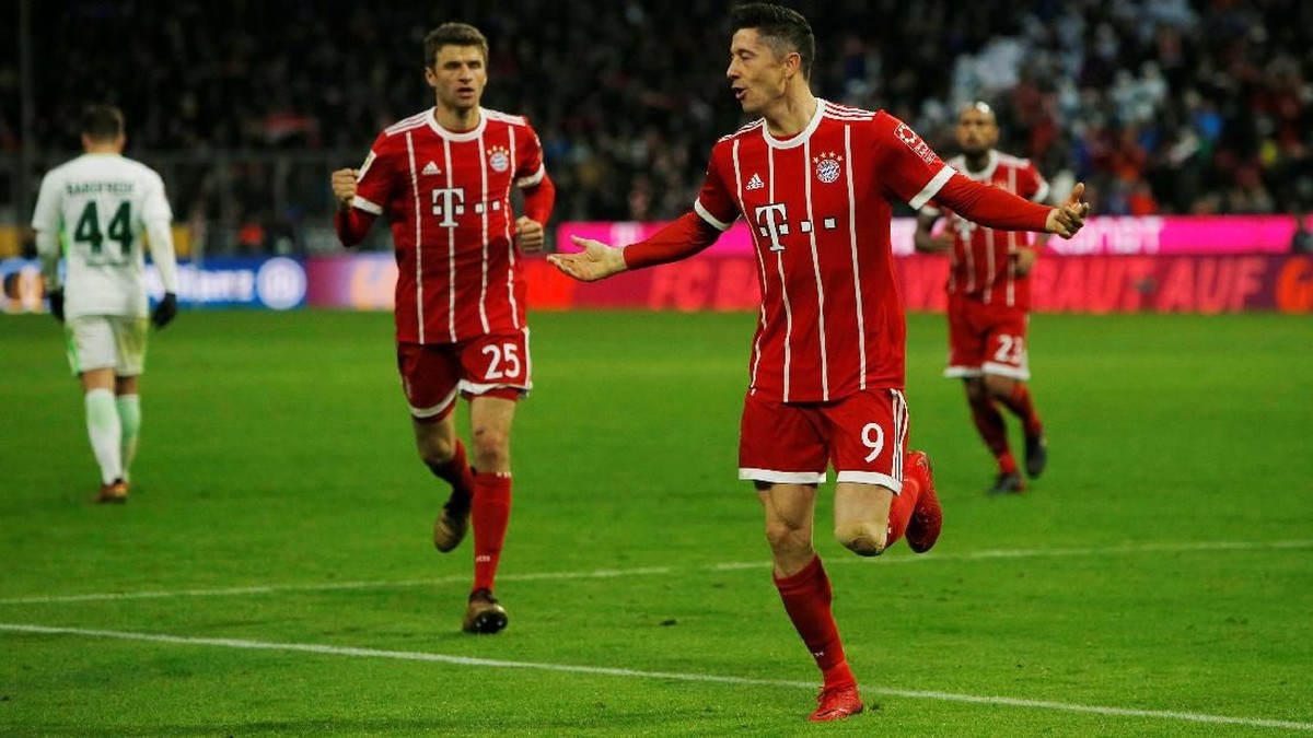 Robert Lewandowski dan Thomas Mueller masing-masing mencetak dua gol untuk Bayern Munich (Michaela Rehle/Reuters)