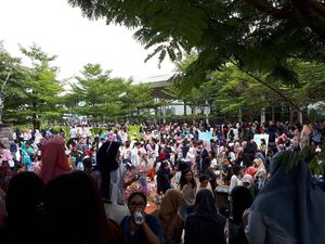 Gerimis Tak Runtuhkan Semangat Fans Antre Fanmeeting Wanna One