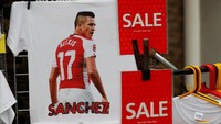 Cuci gudang kaus Sanchez ini tak lepas dari potensi kepindahannya ke MU yang tampaknya tinggal tunggu waktu. (Foto: Paul Childs/Action Images via Reuters)