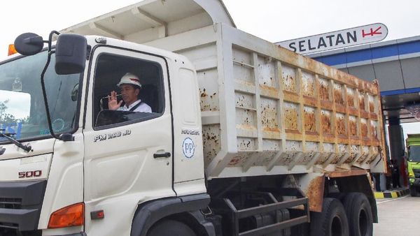 Momen Jokowi Naik Truk di Tol Bakauheni