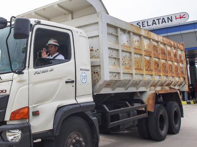 Momen Jokowi Naik Truk di Tol Bakauheni