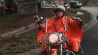 Dengan Jas Hujan, Gaya Kevin Julio Riding Temui Jokowi