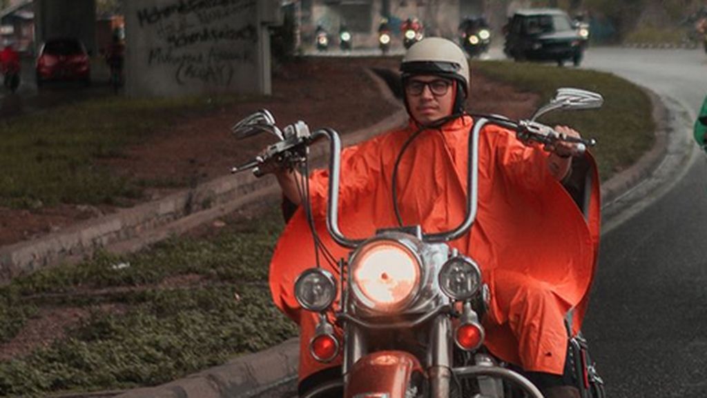 Dengan Jas Hujan, Gaya Kevin Julio Riding Temui Jokowi Dengan Jas Hujan, Gaya Kevin Julio Riding Temui Jokowi