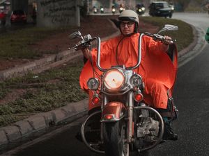 Dengan Jas Hujan, Gaya Kevin Julio Riding Temui Jokowi