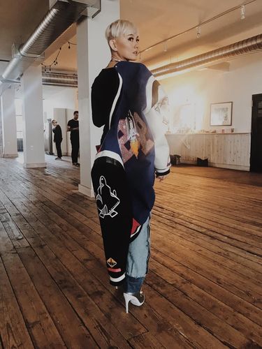 Agnez Mo dengan ankle boots Off-White. 
