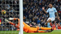 Pada menit ke-19 City sempat mencetak gol lewat Raheem Sterling, tapi dianulir wasit. Dia sudah lebih dulu dalam posisi offside saat menerima umpan David Silva. (Foto: Darren Staples/Reuters)
