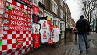 Lihat syal-syal dukungan untuk para pemain Arsenal jelang lawan Palace. Sudah tak ada nama Sanchez di deretan syal tersebut.(Foto: Paul Childs/Action Images via Reuters)