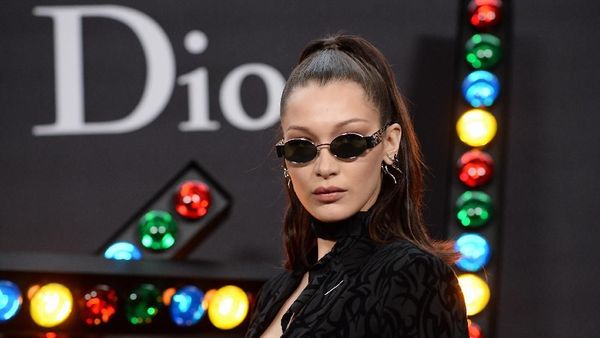 Foto: Gaya Seksi Bella Hadid Berkacamata Hitam Zaman Old di Paris