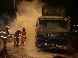 Truk Kontainer Terbakar di Tol Kalibaru Arah Cilincing