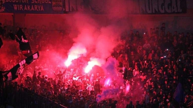 Persib Kalah, Sejumlah Suporternya Menyalakan Flare Persib Kalah, Sejumlah Suporternya Menyalakan Flare