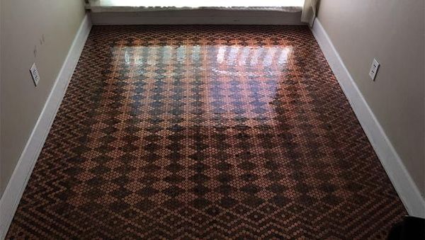 Ada-ada Saja! Bikin Karpet Pakai Uang Receh