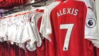 Sementara inilah pemandangan di gerai resmi Arsenal menjelang lawan Palace. Jika Sanchez pindah, bukan tak mungkin cuci gudang juga akan segera mereka lakukan demi menghabiskan stok. (Foto: Clive Rose/Getty Images)