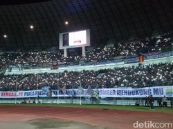 Nyala Layar Ponsel di Stadion GBLA dan Sambutan Bobotoh untuk Djajang Nurjaman