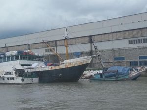 Alami Kebocoran, KLM Mayang Sari Kandas di Pelabuhan Kalimas