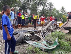 Mesin Mati di Atas Rel, Pikap Angkut Batako Ditabrak KA Malioboro