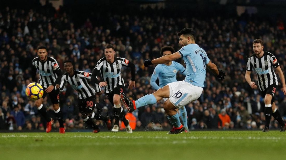 Sergio Aguero hobi jebol gawang Newcastle United, ini salah satunya (Foto: Lee Smith/Action Images via Reuters)