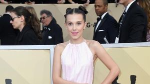 Gaya Unik Millie Bobby Brown Pakai Sneakers Converse dan Gaun di Red Carpet