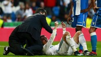 Ronaldo pun harus mendapatkan perawatan dari tim medis Madrid. (Foto: Gonzalo Arroyo Moreno/Getty Images)
