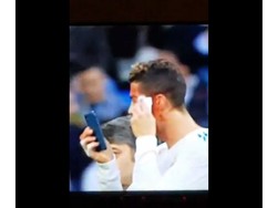 Tindakan Ronaldo meminjam ponsel untuk mengecek luka di wajah, lalu mengelapnya, terjadi di zaman now. Sukar dibayangkan ada kejadian seperti ini di zaman old. (Foto: Internet)