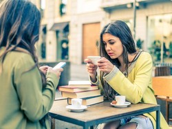 Riset: 99% Turis Indonesia Selalu Online Saat Liburan