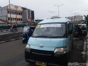 Protes Penutupan Jalan Depan Stasiun Tanah Abang, Sopir Angkot Mogok Protes Penutupan Jalan Depan Stasiun Tanah Abang, Sopir Angkot Mogok