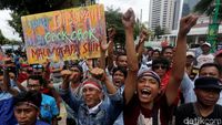 Ratusan Sopir Angkot Demo di Balai Kota