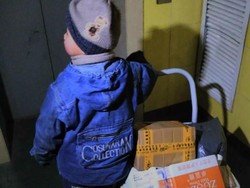 Kisah Haru Bocah 6 Tahun yang Jadi Kurir Antar 30 Paket Per Hari