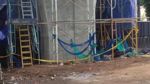 Foto: Beton LRT Roboh di Kayu Putih Kini Digaris Polisi
